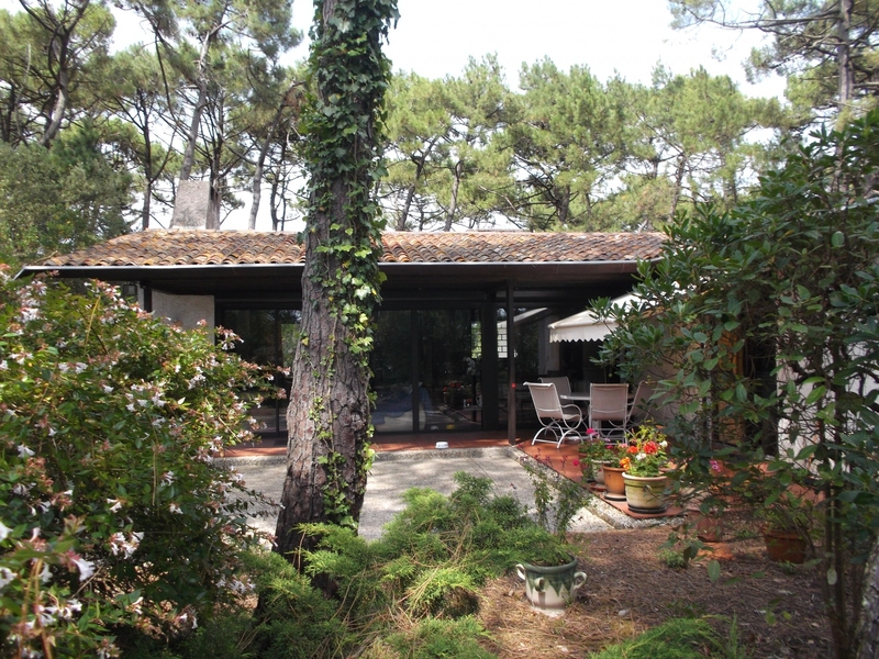 Vente Villa Lacanau-Océan  Agréable villa d'architecte d'environ 130 m² située dans un quartier résidentiel, proche de l'Océan et des commerces avec un terrain de 1 198 m².